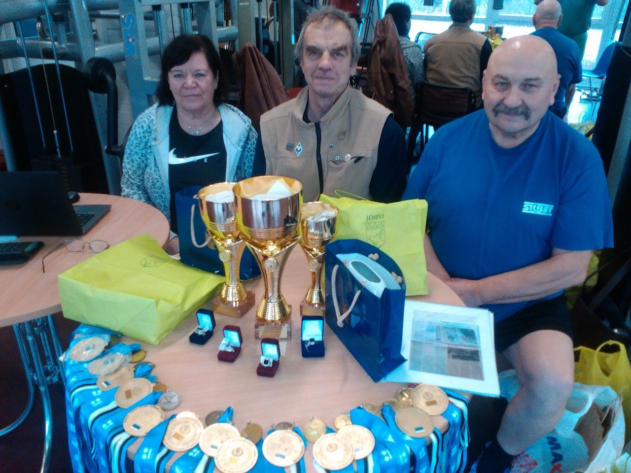 4.3 bogatyrs-VII,teams cup.Forssa-2,Narva-3,N.-Joesuu-1 & S.Dermelev, organizer,18-time World champion,President EDFPF.I am in center.Eesti, 13.11.21 — копия