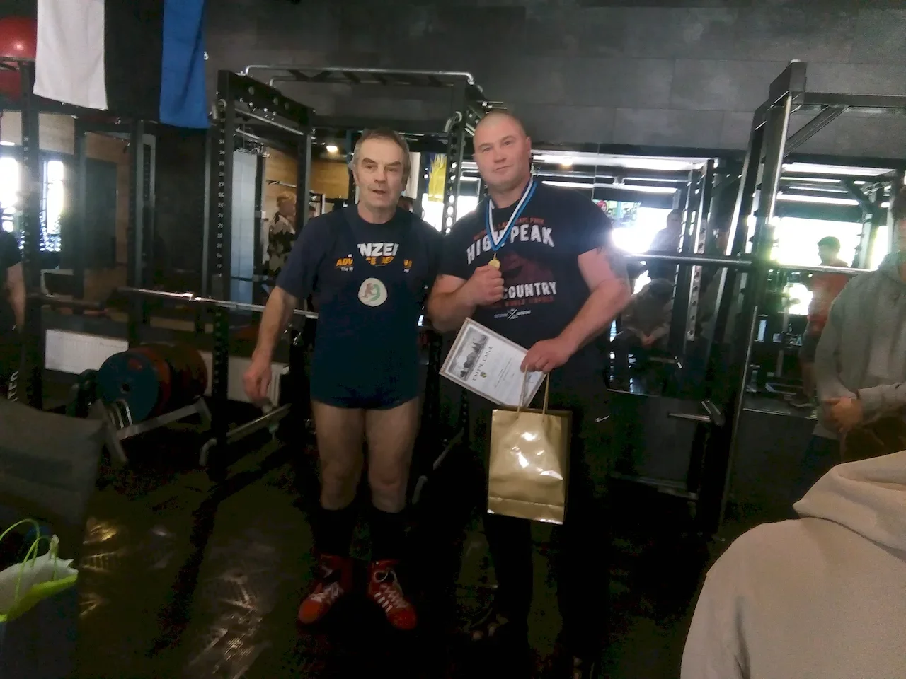 7.Eesti Pl 45.M.т.Три богатыря-9,И.Богданов(Bp 160kg) и С.Дермелев, организатор,лучшие из лучших по Single & Pl в абсолютном зачёте по баллам,-я слева.К.-Яр