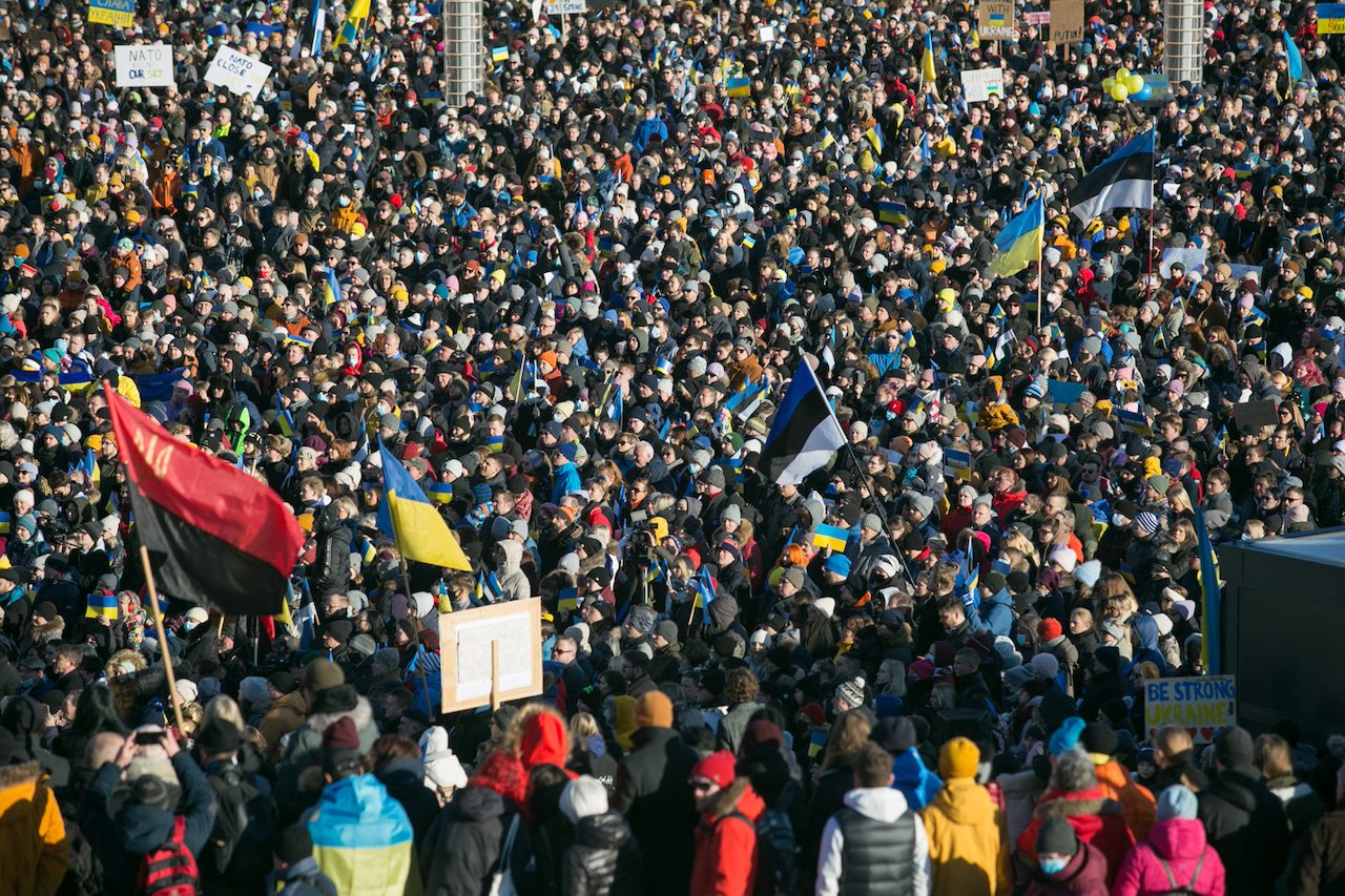 Митинг в казахстане январь 2022. Эстония митинг. Спутник армения протесты в армении 2022. Антивоенные протесты в россии 2022. Народ на митинге.