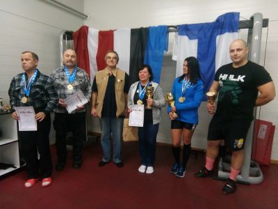 19.После соревнований.С.Дермелёв,организатор,18-кратный чемпион Мира и призёры Open mv Johvi valla-rvt 3 bogatyrs VII.Я 3 слева.Вока, 13.11.21 — копия