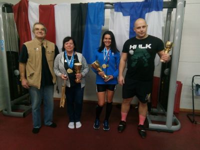 5.Три богатыря-VII.С.Дермелёв,организатор,18-кратный чемпион Мира,Президент EDFPF и призёры командного зачёта.Я слева.Eesti, 13.11.21 — копия