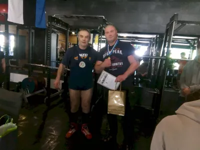 7.Eesti Pl 45.M.т.Три богатыря-9,И.Богданов(Bp 160kg) и С.Дермелев, организатор,лучшие из лучших по Single & Pl в абсолютном зачёте по баллам,-я слева.К.-Яр