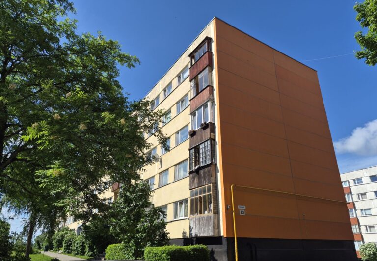 3-х комнатная квартира в центре микрорайона- Бульвар Виру 13